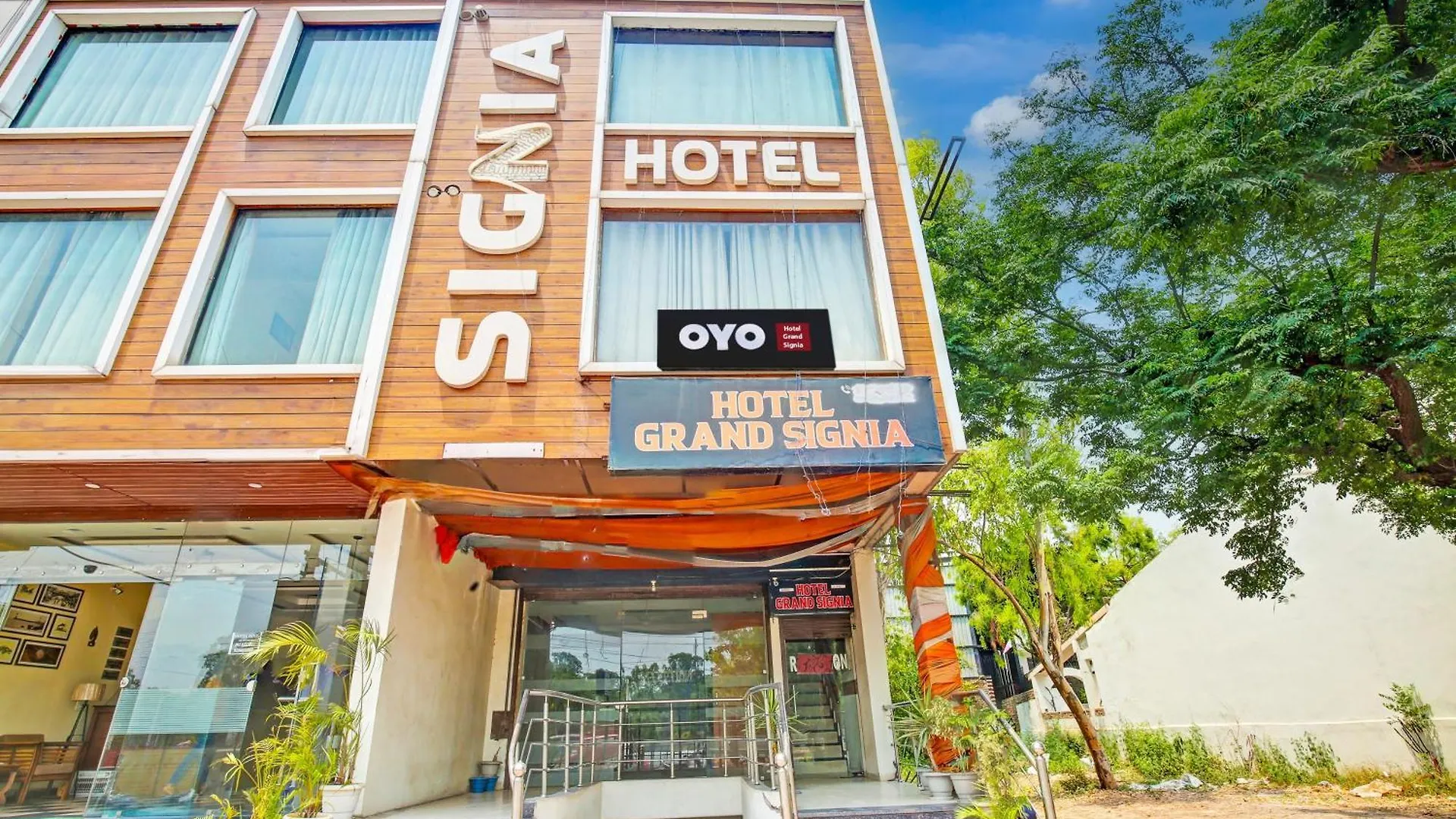 Hotel O Grand Signia Zirakpur India